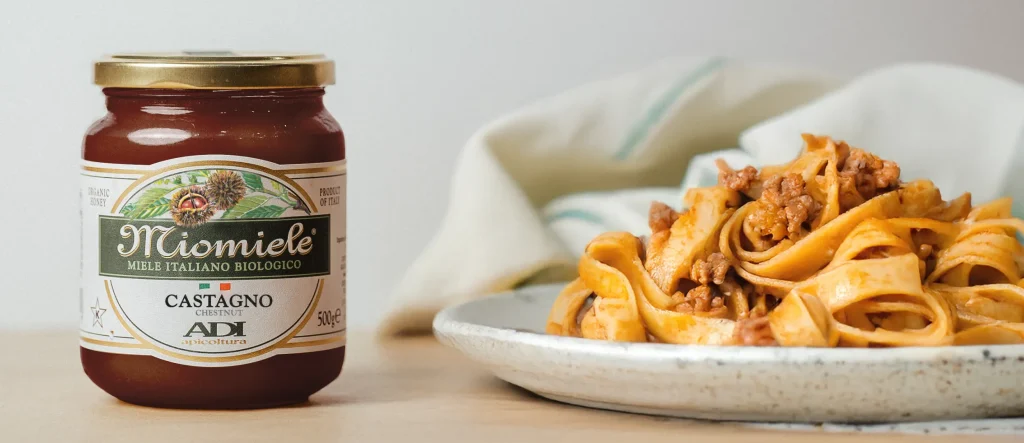Miele di castagno, tagliatelle e ragù_ una ricetta al miele rustica e deliziosa.webp