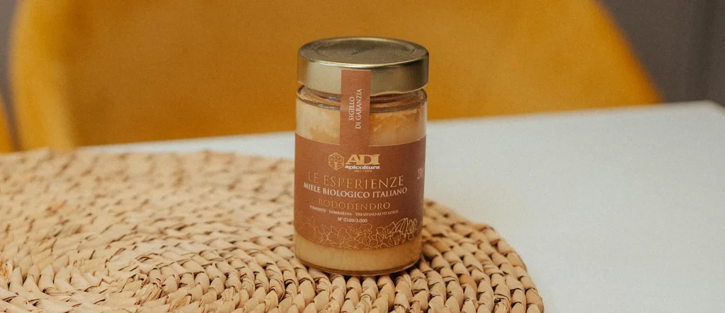 In foto, il miele di rododendro di ADI Apicoltura