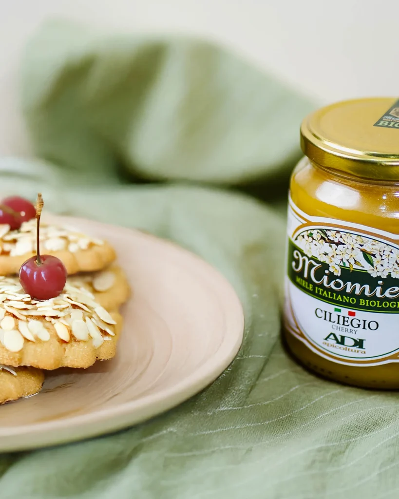 Alcuni biscotti con il miele di ciliegio di ADI Apicoltura